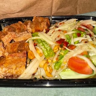 Papaya Salad with Crispy Pork ส้มตำหมูกรอบ
